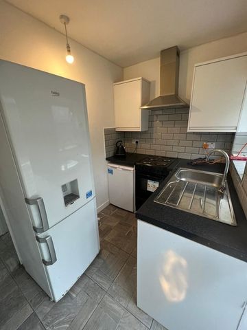 Studio Flat, Oxford Road, E15 - Photo 2