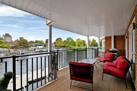 A river facing duplex apartment in the heart of historic Eton - Photo 3