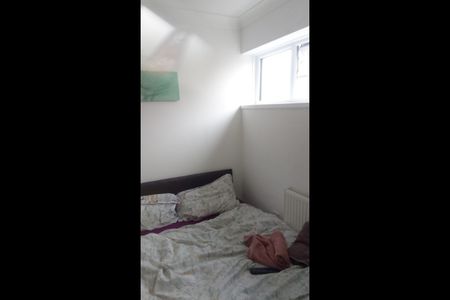 Room in a Shared House, Newbury Park, IG3 - Photo 5