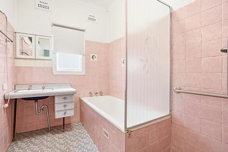 Freshly Painted 3 Bedroom Home, Brand New Flooring Throughout! - Photo 2