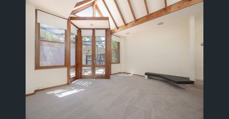 Extended appeal in fabulous Flemington - Photo 4