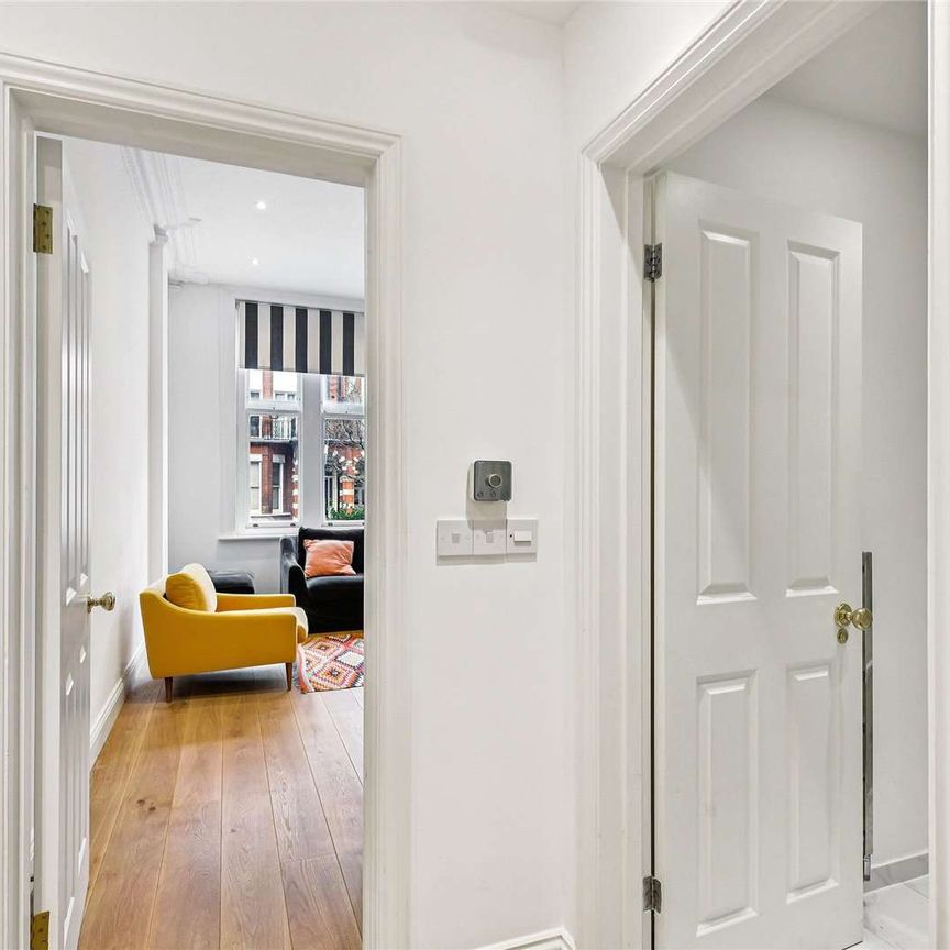 Lovely modern one bedroom flat in period building - Photo 1