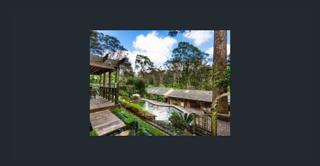 Three Bedroom Brick House with a Pool - Photo 2