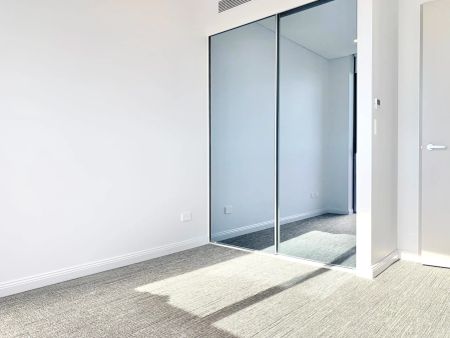 Furnished Sophisticated Two-Bedroom Apartment Moments from Green Square Station - Photo 2