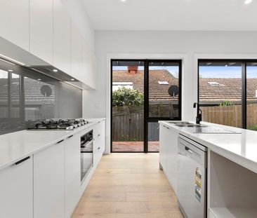 EXCLUSIVE NEAR NEW 4 BEDROOM + STUDY TOWNHOUSE IN A PRIME LOCATION - Photo 6