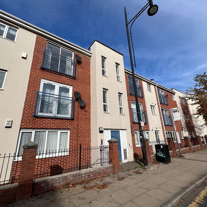 3 Bed Flat, Stretford Road, M15 - Photo 1