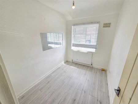 4 bedroom end of terrace house to rent - Photo 3