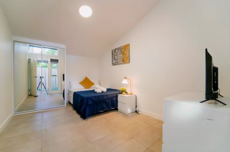 14 Holt, Sydney - Photo 2