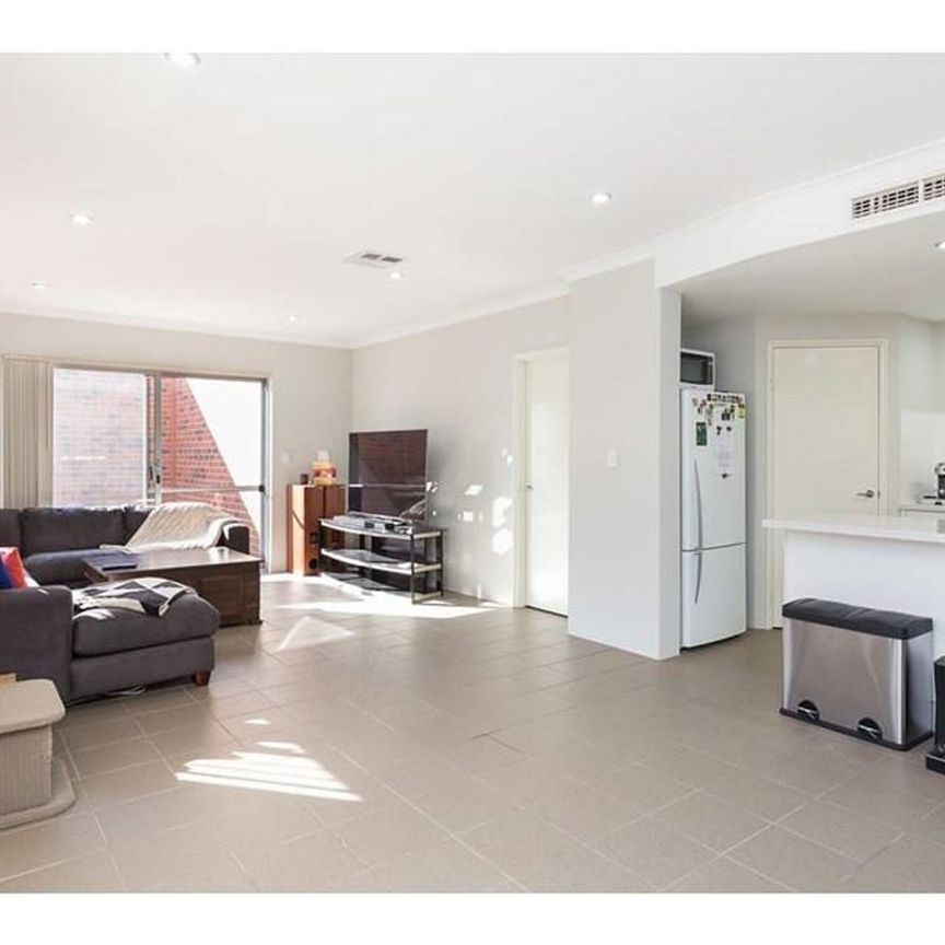 STUNNING TOWNHOUSE - QUIET LOCATION - Photo 1