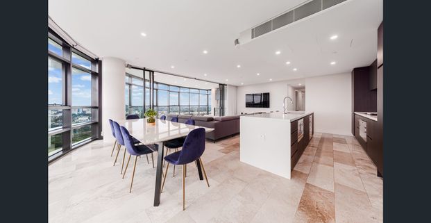 Luxurious 4-Bedroom plus study, Penthouse with Stunning City Views - Photo 1