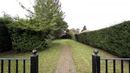 Lincoln Road, Newark, Nottinghamshire, NG24 - Photo 3