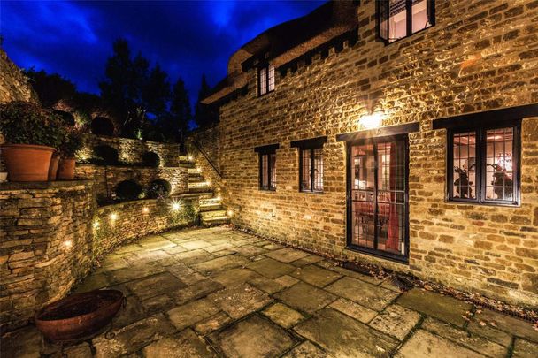 A quintessential English three bedroom chocolate box thatched cottage. - Photo 1