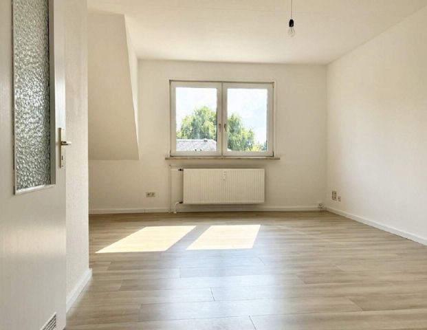 Modern sanierte DG-Wohnung mit EBK + Stellplatz in Reichenbrand mieten - Foto 1