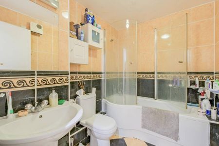 3 bedroom flat to rent - Photo 4