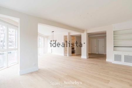 Alquiler de piso en Avenida del General Perón - Photo 2