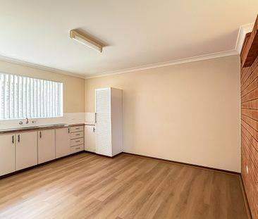 "Freshly Updated Villa with New Floors, Blinds & Air Con Comfort" - Photo 1