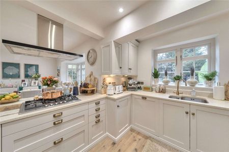 Absolutely charming, interior designed 4 bedroom house, set in mature gardens. - Photo 5