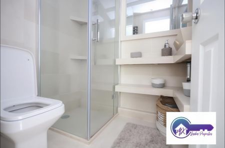 1 bedroom in a flat share to rent - Photo 3