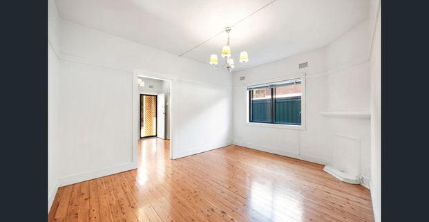 6 MONTH LEASE ONLY! OVERSIZED ONE BEDROOM APARTMENT IN AN ART DECO BLOCK - Photo 1