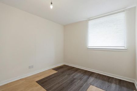 2 bedroom ground floor flat to rent - Photo 3