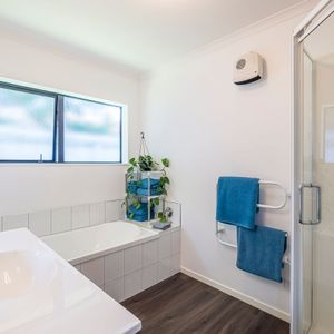 Paraparaumu - 4 Bedrooms - Photo 2