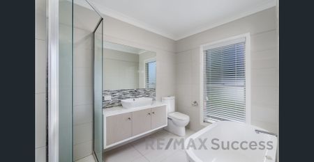 Modern Luxury in Prime East Toowoomba Location - Photo 4