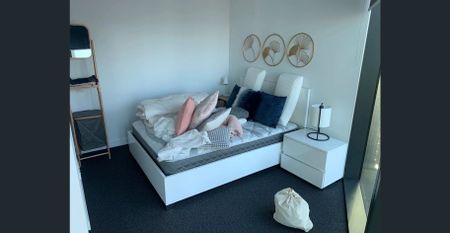 Fully Furnished & Luxury 2 Bedroom Apartment in Aurora - Photo 4