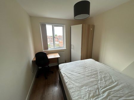 5 Bed Terraced House, Eden Grove, BS7 - Photo 2