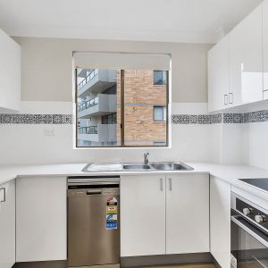 Stylish Apartment in the Heart of Elizabeth Bay - Photo 3