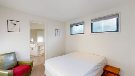 Fully Furnished Townhouse with Views Over Edinburgh Gardens! - Photo 5