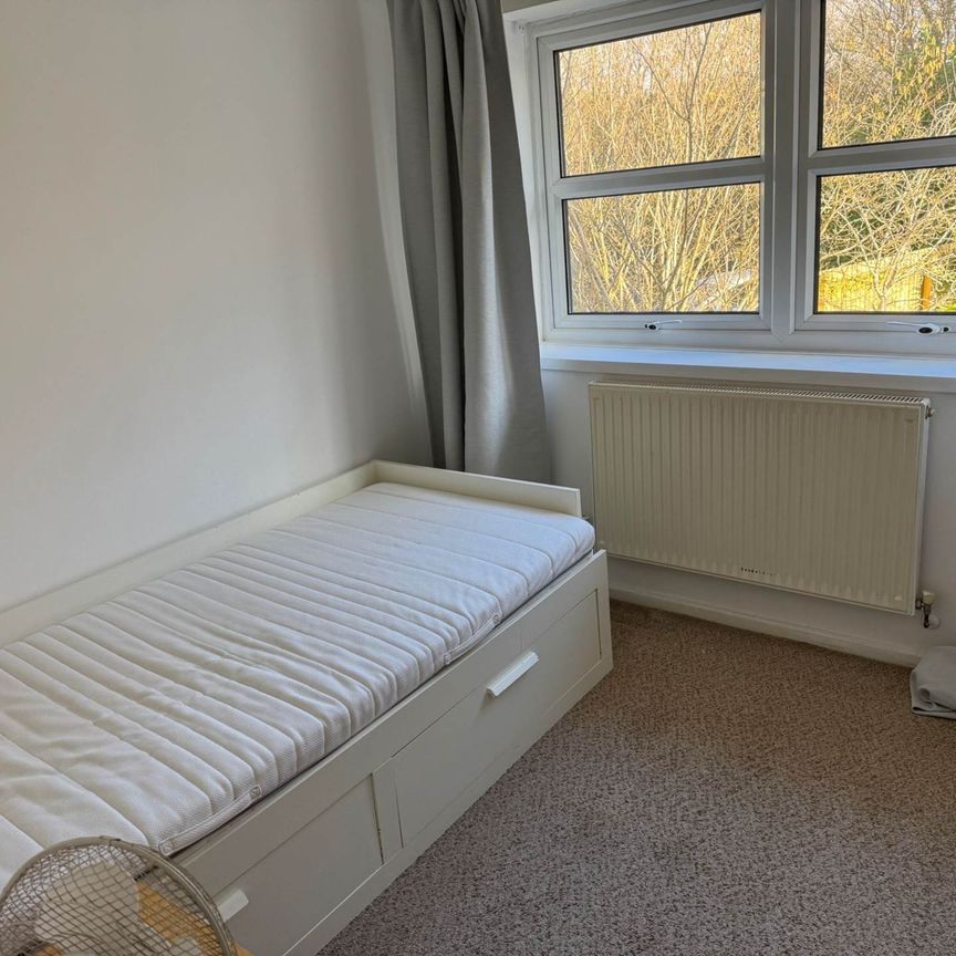 Price £1,800 pcm - Available Now - Part Furnished - Photo 1