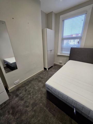 Room in a Shared House, Kingswood Road, IG3 - Photo 2