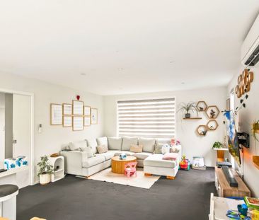 Modern 3-Bedroom Home – Sun-Filled & Stylish - Photo 4