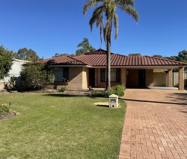 Relaxed living with a spacious backyard. - Photo 2
