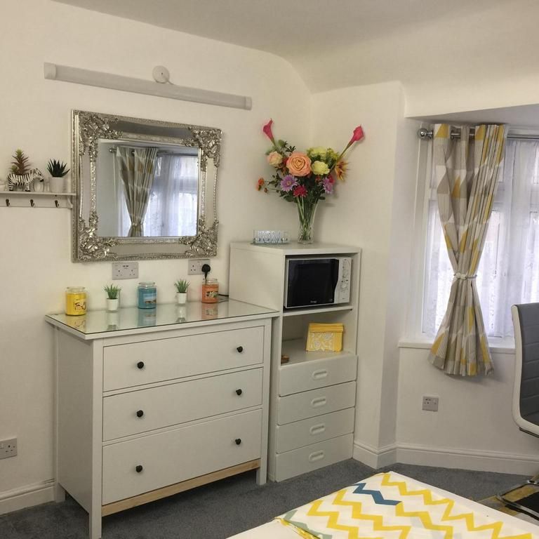 1 bedroom in a house share to rent - Photo 1
