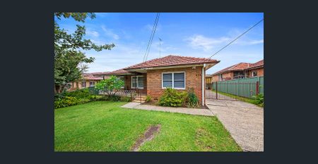 Bright & Spacious 4 Bedroom Home - Photo 2