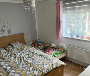 2 bed End of Terrace in Sparrow Close , Hampton, TW12 3UZ - Photo 3