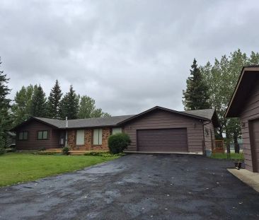 Price Drop! Price Drop! Bearspaw Bungalow — 3 Bedrooms+ Den House - Photo 1