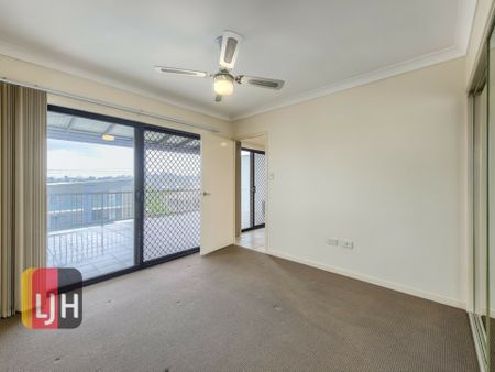 Top Floor 3 Bedroom Unit In Nundah. Huge Deck And Double Garage - Photo 3