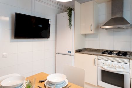 Cozy room with outside window in Barcelona - Photo 5