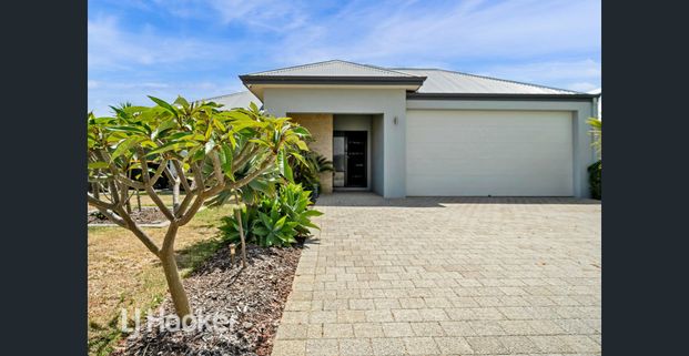 4x2x2 with Theatre - Photo 1