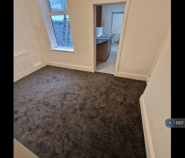 3 bedroom end of terrace house to rent - Photo 2