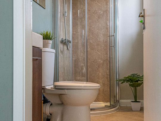 UK Award Winning, exceptionally high standard, design-led, immaculate, quiet, friendly & sociable shared home in prime location, close to Chester City Centre, transport, good shops and leisure. Room 6 - Photo 1