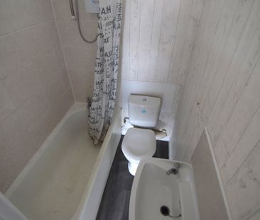 To Let 1 Bed Flat - Photo 2