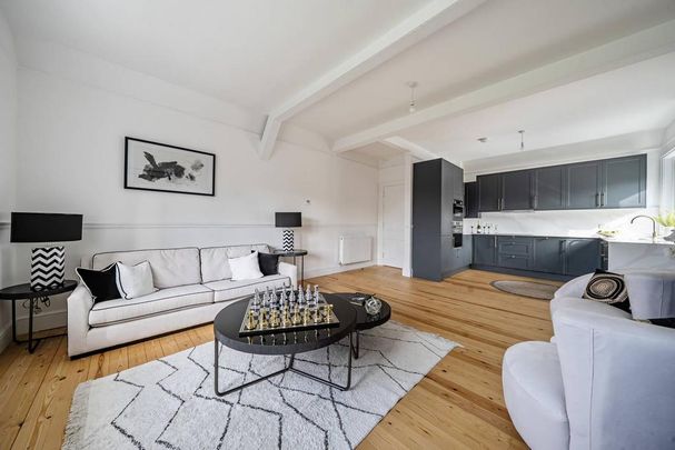 3 bedroom flat to rent - Photo 1