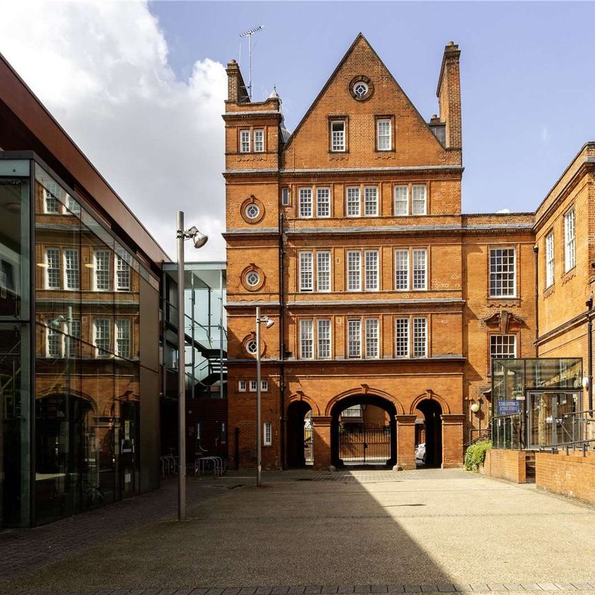 A two double bedroom, two bathroom flat set on the first floor of this attractive Grade II listed building with concierge. - Photo 1