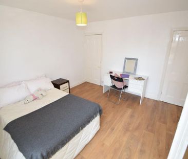 4 bedroom terraced house to rent - Photo 2