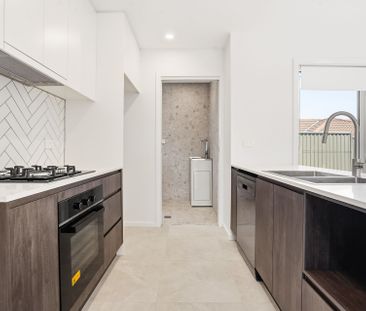 BRAND NEW THREE BEDROOM TOWNHOUSE - Photo 3