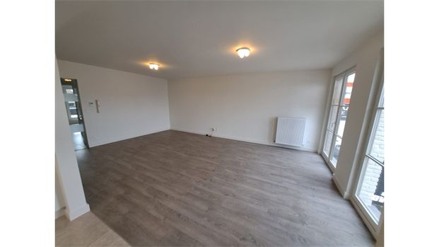 Een vernieuwd appartement op de eerste verdieping met autostaanplaats - Photo 1