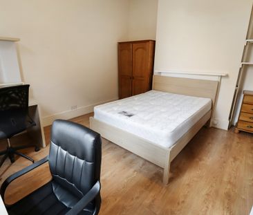8 Bed Student Accommodation - Photo 2